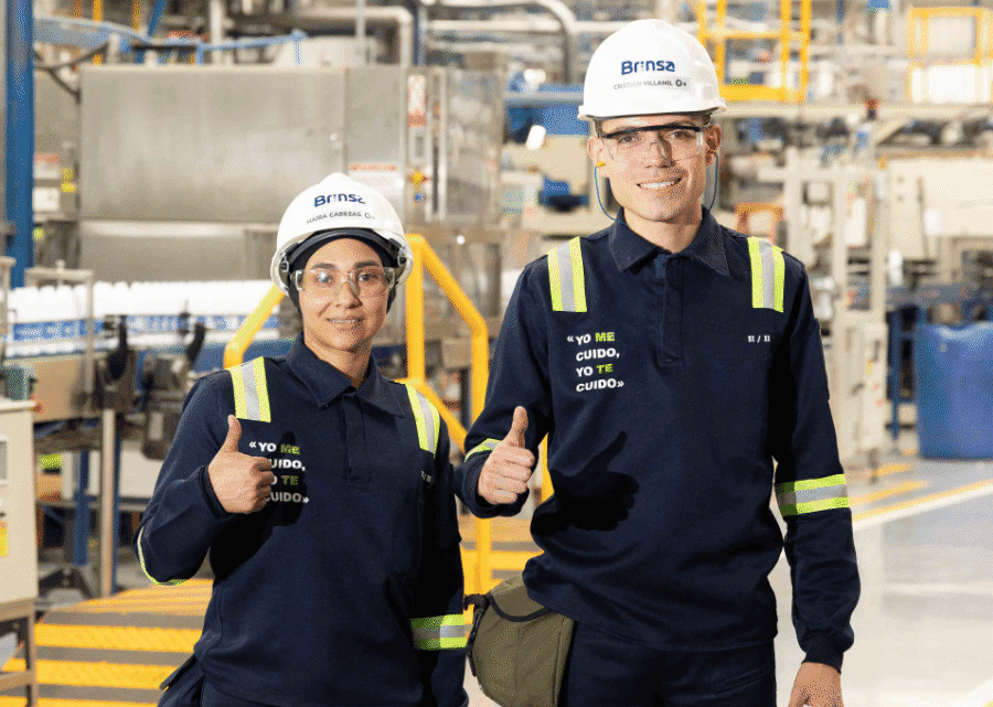 dos trabajadores de brinsa en planta